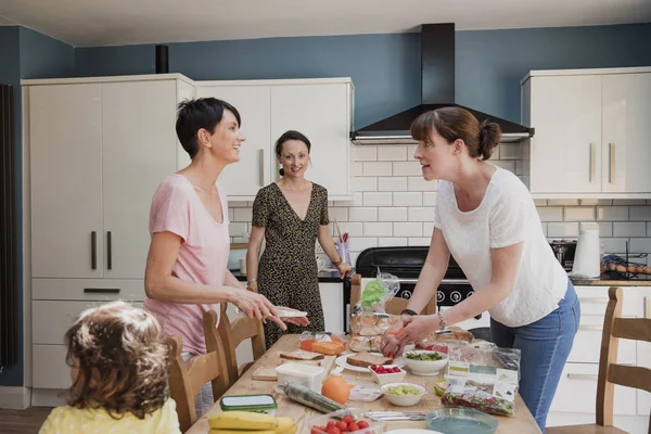 Thre Μέσα Ενήλικων Γυναικών Που Στέκεται Κουζίνα Γύρω Από Ένα — Φωτογραφία Αρχείου