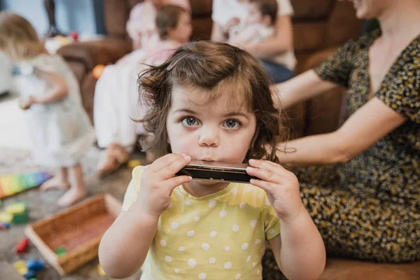 Vista Frontal Una Niña Mirando Cámara Está Divirtiendo Tocando Armónica — Foto de Stock