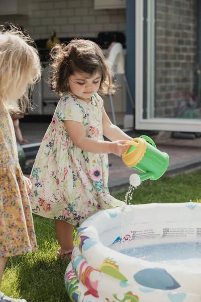 Zijaanzicht Van Twee Kleine Meisjes Permanent Naast Een Inflateable Zwembad — Stockfoto