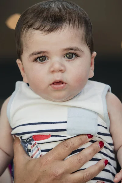 Headshot Chlapeček Drženi Nepoznání Osobou Pro Headshot Uvnitř — Stock fotografie