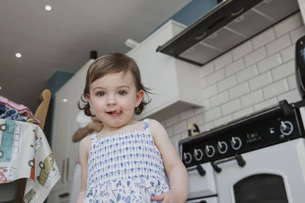 Lage Nagle Weergave Van Een Klein Meisje Kijken Naar Camera — Stockfoto