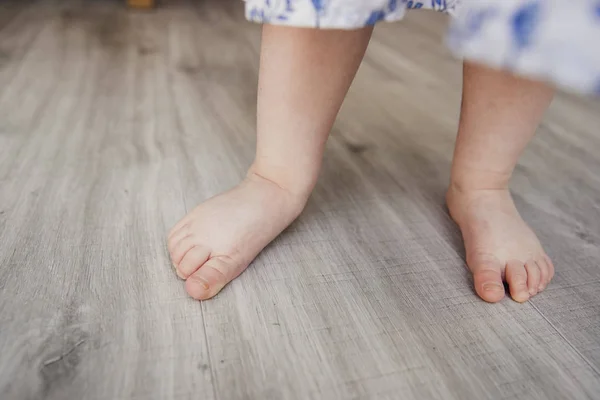 Låg Vinkel Syn Lite Tjejer Nakna Fötter Ett Hårt Trägolv — Stockfoto