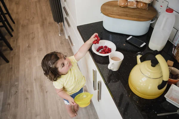 Vista Ángulo Alto Una Niña Pie Kicthen Llegar Hasta Mostrador — Foto de Stock