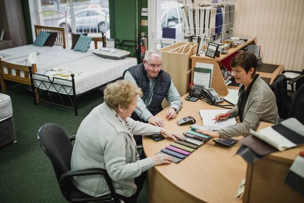 Las Parejas Mayores Están Comprando Una Cama Nueva Están Pagando —  Fotos de Stock