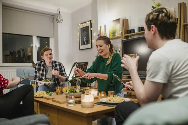 Genç Çiftler Yemekli Parti Yapıyorsunuz Salata Hizmet Ederken Bir Kadın — Stok fotoğraf