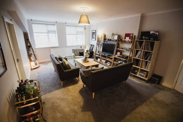 Leere Wohnung Wohnzimmer Wütend Mit Kunst Und Musik Objekten — Stockfoto