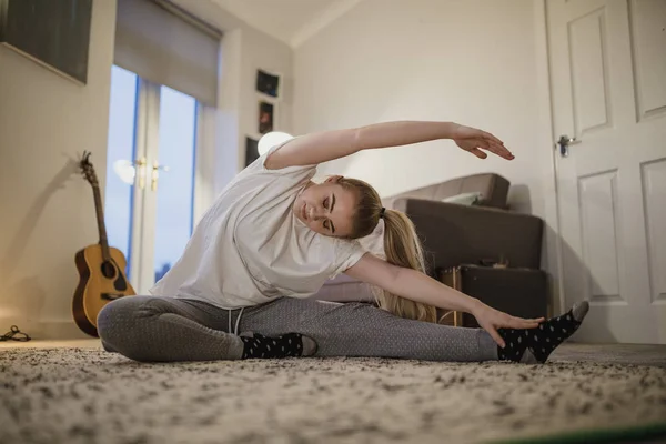 Üniversite Öğrencisi Onun Oturma Odasında Yoga Yapıyor — Stok fotoğraf