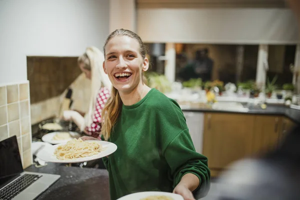 Giovane Donna Sta Servendo Spaghetti Carbonara Casa Sua Cena — Foto Stock