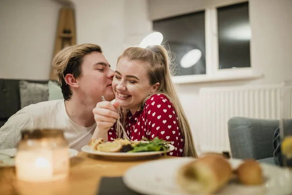 Cuplu Tânăr Fericit Este Romantic Timp Bucură Cină Împreună Acasă — Fotografie de stoc gratuită