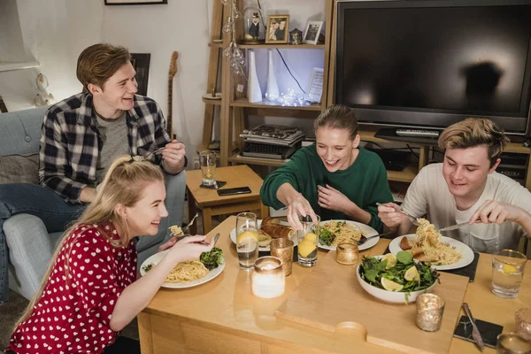 Dwóch Młodych Par Korzystających Kolacji Domu One Jedzenie Domowe Spaghetti — Zdjęcie stockowe