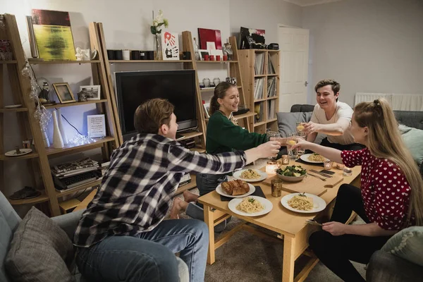 Dos Parejas Están Teniendo Una Cena Casa Están Brindando Por —  Fotos de Stock