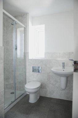 Yeni bir ev en-suite banyo görüntüsünü kapatmak.
