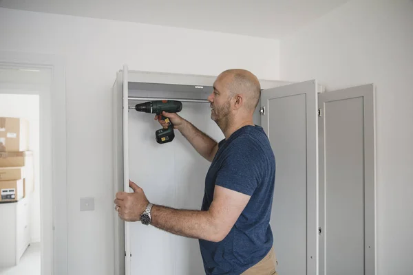 Reifer Mann Baut Kleiderschrank Schlafzimmer Seines Neuen Hauses — Stockfoto