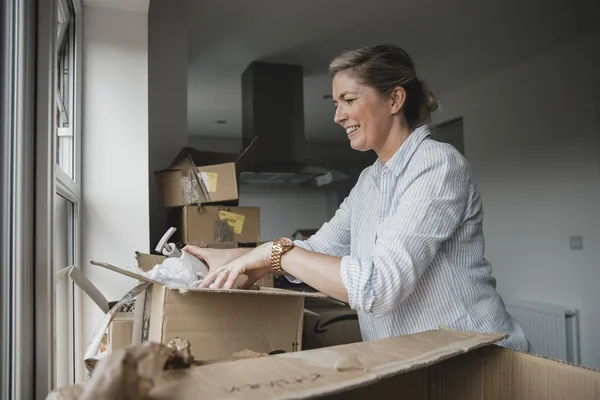 Mujer Madura Está Desempacando Cajas Nuevo Hogar — Foto de Stock