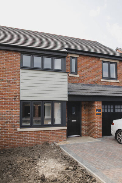 Внешний снимок только что проданной новой недвижимости
.