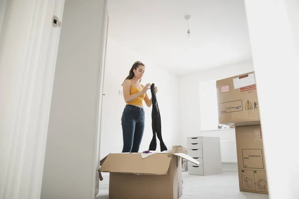 Chica Adolescente Está Desempacando Nuevo Dormitorio Ella Está Doblando Ropa — Foto de Stock