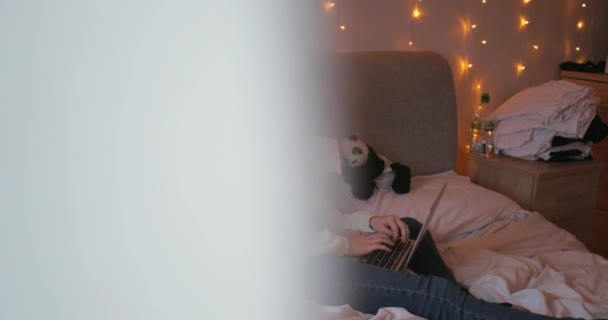 Νεαρή Γυναίκα Κάθεται Στο Κρεβάτι Της Χρησιμοποιώντας Ένα Φορητό Υπολογιστή — Αρχείο Βίντεο