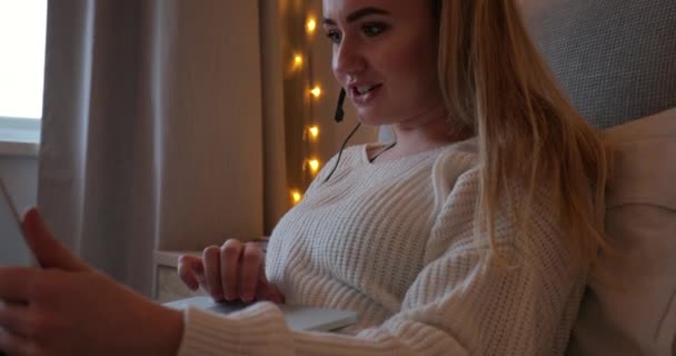 Mujer Joven Sentada Cama Usando Portátil Con Auriculares — Vídeo de stock