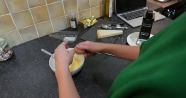 Maddeler için bir spagetti carbonara hazırlanıyor genç bir kadın görüntüsünü kapatmak. 