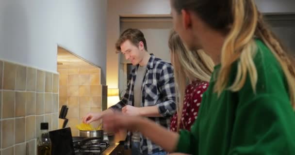 Vrienden Bereiden Een Spaghetti Carbonara Samen Keuken Van Hun Huis — Stockvideo