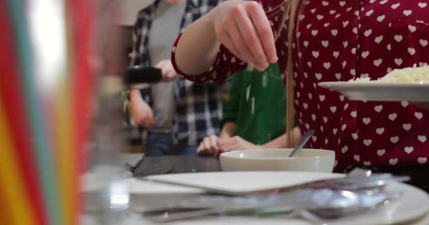 Primer Plano Una Joven Mujer Añadiendo Queso Rallado Tazón — Vídeos de Stock