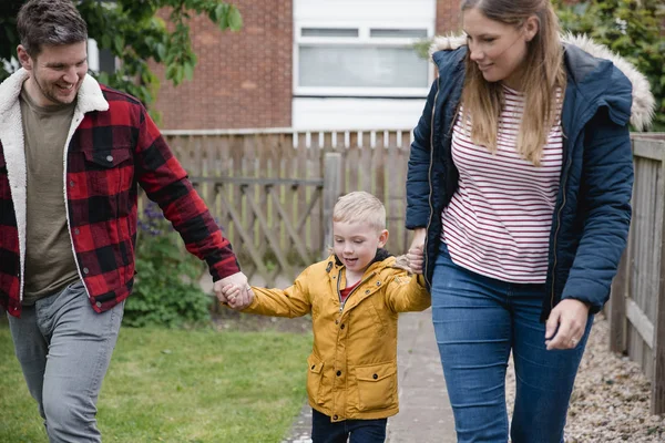 Menino Segurando Mãos Seus Pais Enquanto Caminham Pelo Caminho Jardim — Fotografia de Stock