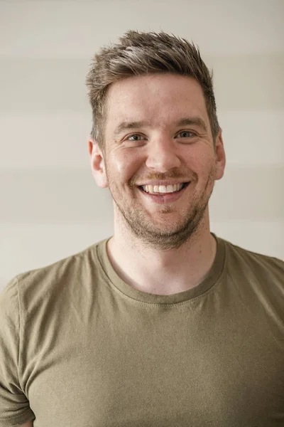 Uomo Mezza Età Con Una Shirt Verde Sorridente Mentre Guarda — Foto Stock