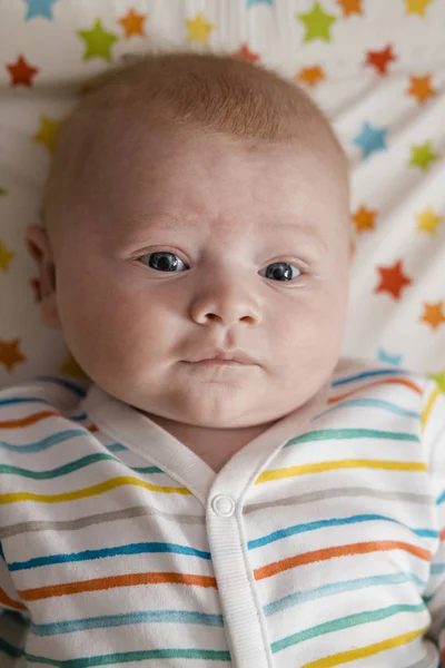 Portrait Petit Garçon Allongé Sur Matelas Langer Regarde Caméra Avec — Photo