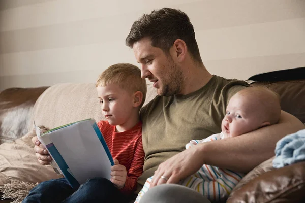 Padre Adulto Está Sosteniendo Bebé Recién Nacido Brazo Luego Leyendo — Foto de Stock