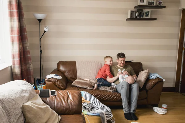 Père Ses Deux Fils Assis Sur Canapé Dans Salon Maison — Photo