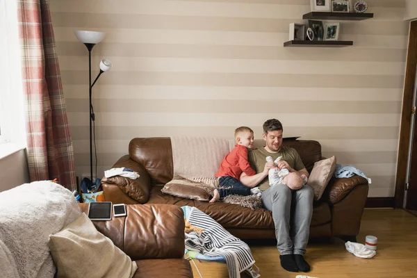 Pai Seus Dois Filhos Sentados Sofá Sala Estar Casa Passar — Fotografia de Stock