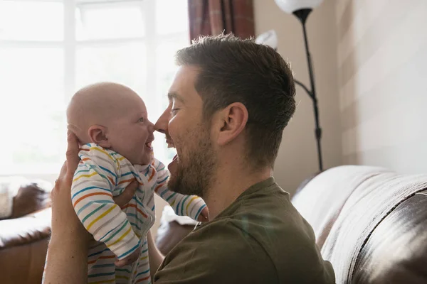 Vader Houdt Van Zijn Pasgeboren Babyjongen Tot Zijn Gezicht Hem — Stockfoto