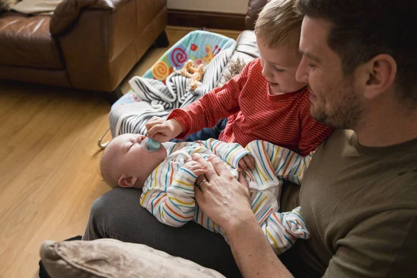Vader Zit Bank Met Babyjongen Zijn Benen Zijn Zoon Probeert — Stockfoto