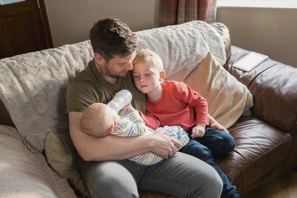 Pai Sentado Sofá Sala Estar Com Seu Bebê Recém Nascido — Fotografia de Stock
