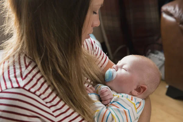 Primer Plano Una Madre Sentada Sofá Casa Sosteniendo Bebé Recién — Foto de Stock