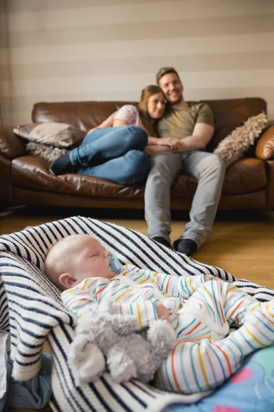 Marido Esposa Sentados Viendo Televisión Disfrutando Poco Paz Tranquilidad Mientras — Foto de Stock