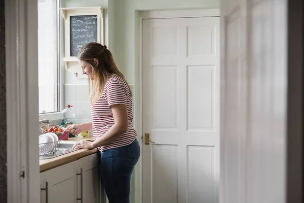 Μέση Ηλικία Γυναίκα Στέκεται Στην Κουζίνα Στο Σπίτι Και Ξέπλυμα — Φωτογραφία Αρχείου