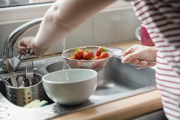 Close Dari Orang Yang Tidak Dikenali Berdiri Wastafel Dapur Bilas — Stok Foto