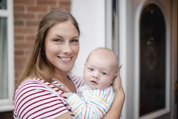Primer Plano Una Madre Adulta Que Está Fuera Casa Con — Foto de Stock