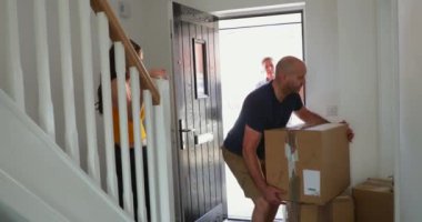 Aile için yeni bir ev hareket ve adam bir kutu koridorun taşıyor. 