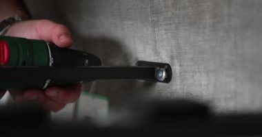 Olgun bir erkek bir yatak oluşturmak için bir matkap kullanarak atış kapatmak.