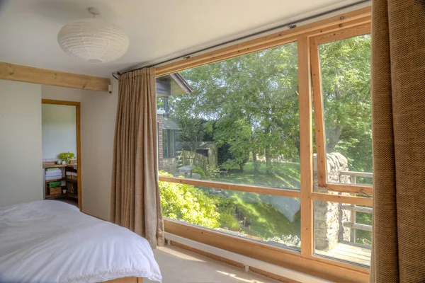 Geniş Bir Görüş Sıcak Bir Oda Vurdu Yatak Odasının Penceresinden — Stok fotoğraf