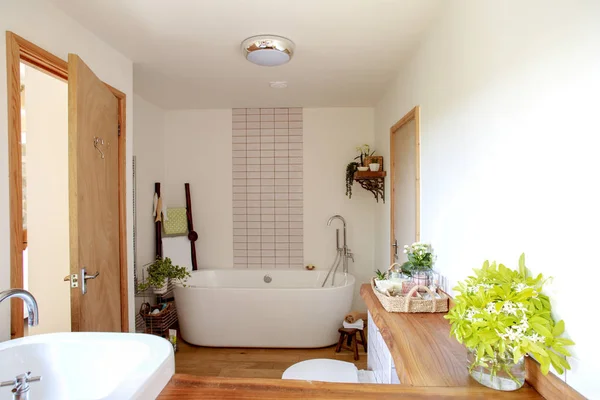 Wide View Shot Modern Bathroom White Walls Wooden Flooring Room — Stock Photo, Image