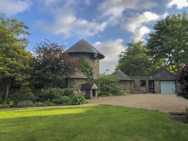 Een Weids Uitzicht Shot Van Een Grote Stenen Huis Een — Stockfoto