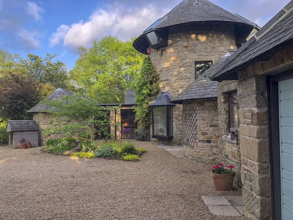 Een Weids Uitzicht Shot Van Een Luxe Windmolen Geconverteerd Huis — Stockfoto