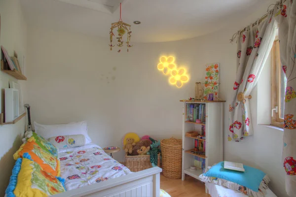 Високий Знімок Дитячої Спальні Ліворуч Від Зображення Дитяче Ліжко Різнокольоровими — стокове фото