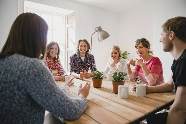 Grupo Funcionários Pequeno Café Sentado Torno Uma Mesa Com Uma — Fotografia de Stock