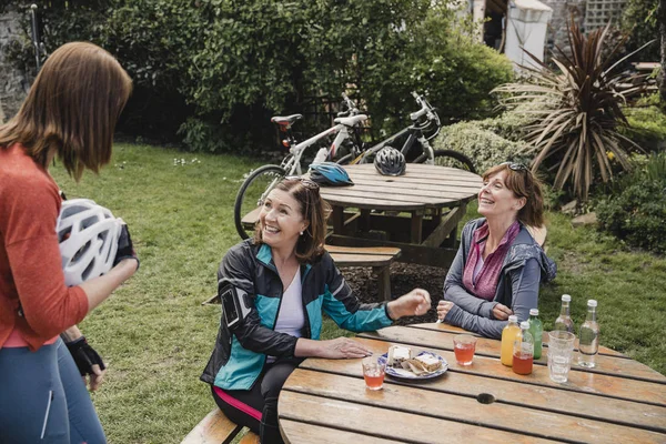 Три Взрослые Женщины Встречаются Вместе Насладиться Прохладительными Напитками Парке После — стоковое фото