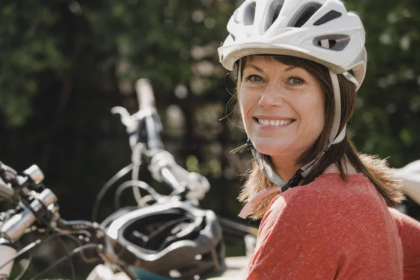 Imagen Una Mujer Madura Con Casco Ciclismo Mirando Cámara Sonriendo —  Fotos de Stock