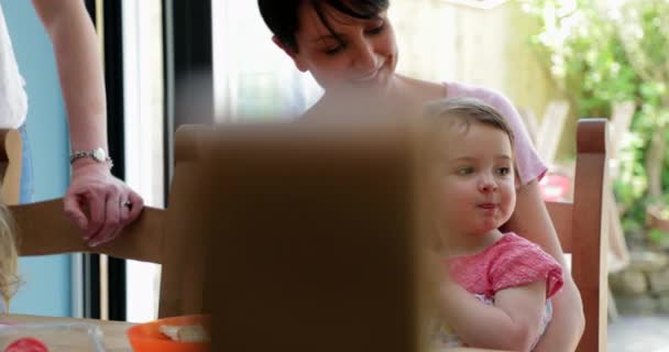 Amis Table Avec Leurs Petites Filles Des Parents Reçoit Une — Video